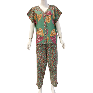 Pyjama décontracté pour femme, col en V, manches courtes et pantalon long, par Chrysanta - Product Image 5