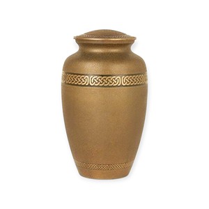 Urna Funeraria Texturizada en Color Morado Oscuro con Acento de Cruz Plateada y Bordes Grabados Ornamentados para una Memoria Tranquila - Product Image 3