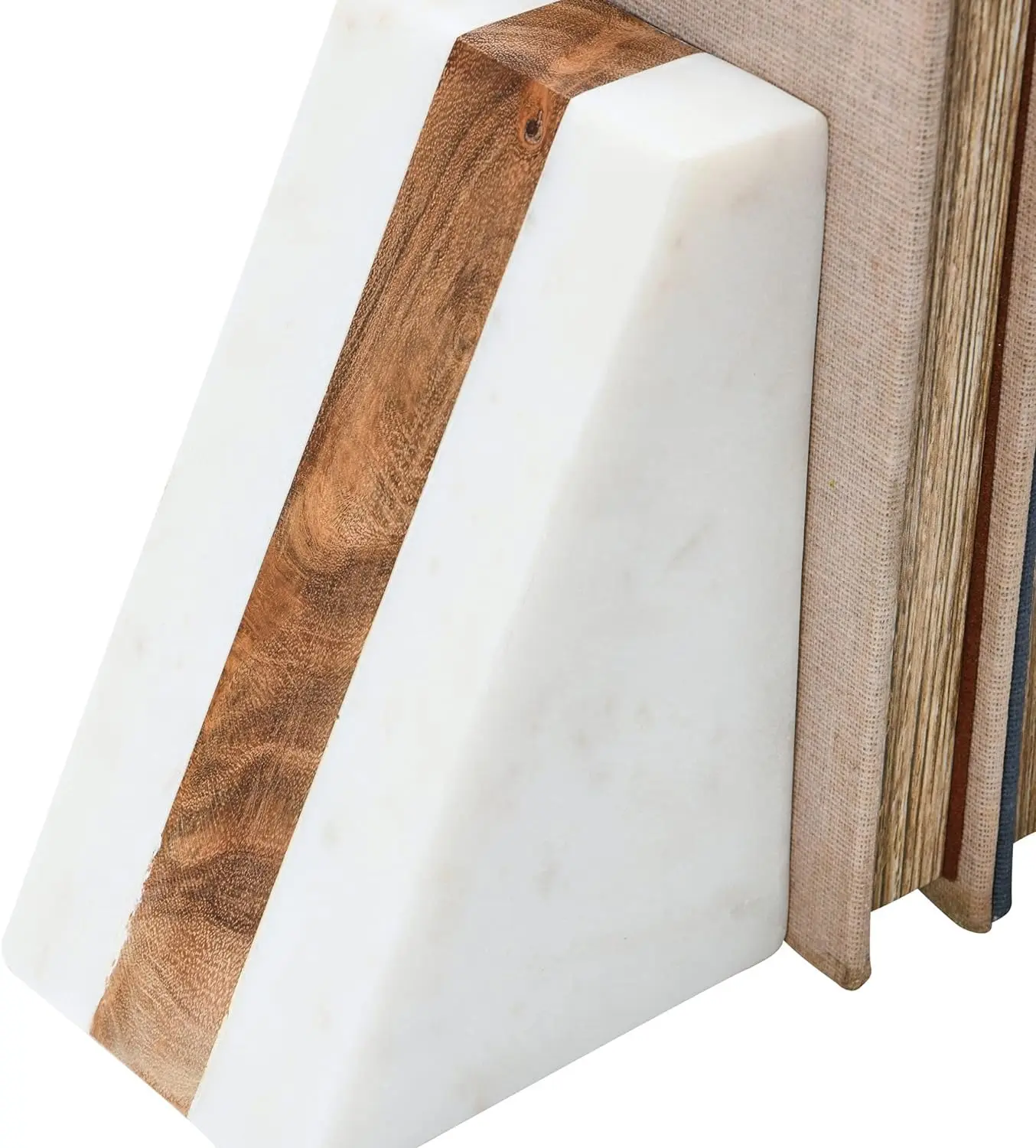 رفوف كتب مرصعة بالخشب، تصميم مثلث أبيض مصنوع يدويًا وآمنة كتب محبوبة على طاولة، خزانة كتب