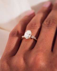 Lujoso anillo de diamante de moissanita de corte ovalado Vintage de oro rosa y blanco de 14K para boda, fiesta de compromiso o regalo de aniversario - Product Image 4