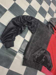 เสื้อฮู้ดบล็อกสีสำหรับผู้ชาย ดีไซน์แบบแพทช์เวิร์ค สีแดง เทา ดำ สตรีทแวร์ ทรงปกติ เสื้อสเวตเชิ้ตผ้าฟลีซ ใส่ได้ในฤดูใบไม้ร่วง - Product Image 5