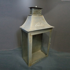 Juego de 2 faroles de vela hechos a mano para colgar en la pared con acabado gris de hierro y vidrio para decoración del hogar. - Product Image 2