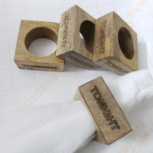 Meilleurs anneaux de serviette carrés en bois de style nordique, écologiques, avec design perforé, sculptés à la main, pour la décoration de table lors de dîners. - Product Image 4