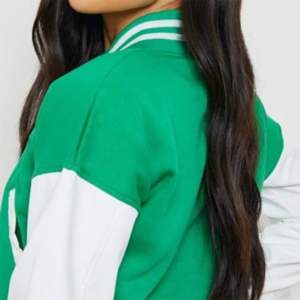 Vestes universitaires Letterman Green Crop & Short Style avec logos personnalisés et couleurs de la veste universitaire pour femme - Product Image 6