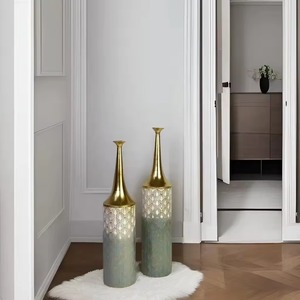 Vase de sol de luxe exquis avec finition unique Grand accent décoratif élégant pour le salon et les bureaux - Product Image 1