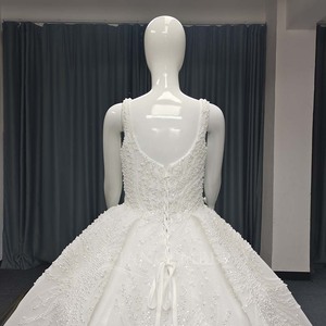 ANY190 Vestido de Novia Moderno Color Marfil con Lentejuelas, Bordado Floral de Encaje, Apliques de Cristal, Ecológico, con Cola Larga Tipo Capilla - Product Image 6