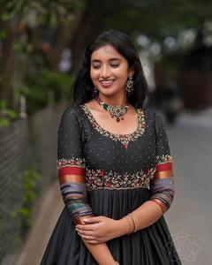 Conjunto de Vestido de Fiesta de Diseñador al por Mayor, de Algodón Muselina, Hermoso y Elegante, con Bordado de Hilo y Estampado, con Dupatta con Borde de Encaje - Product Image 1