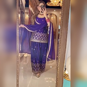 เสื้อผ้าฝ้ายสุดพิเศษ พร้อมงานปักด้ายหนา เสื้อและกางเกงแบบสัลวาร์ พร้อมผ้าคลุมไหล่ สำหรับใส่เที่ยวแบบสบายๆ สไตล์อินเดีย - Product Image 1