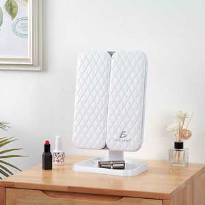 Specchio per il Trucco LED Pieghevole in Tre Parti con Diverse Ingrandenze in Materiale Plastico - Product Image 3