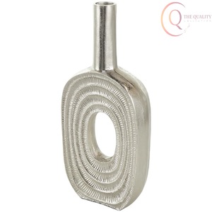 Vase à fleurs en métal artisanal avec un design unique, idéal pour la mise en scène florale et la décoration intérieure - Product Image 5