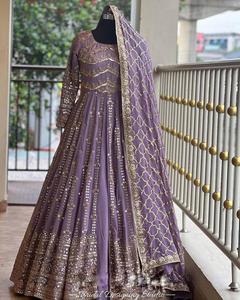 เปิดตัวชุดงานเลี้ยงดีไซน์ใหม่ สไตล์หรูหรา ท็อป เลเฮนกา และผ้าคลุมไหล่ คุณภาพพรีเมียม สีม่วง ชุดเลเฮนกาโชลีแบบดั้งเดิม - Product Image 1