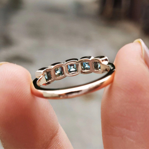Anillo de Oro Rosa con Tres Piedras de Zafiro Azul, Corte Princesa, Engaste de Garra, Banda Minimalista, Joyería para Mujer - Product Image 4
