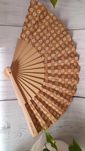 Elegantes abanicos plegables de madera de bambú hechos a mano, diseño étnico perfecto para regalos culturales con mecanismo suave de apertura y cierre - Product Image 2