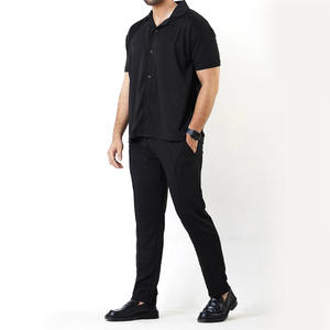 Ensemble décontracté deux pièces noir élégant : chemise à col cubain et pantalon de jogging droit assorti – Survêtement homme de qualité supérieure - Product Image 1