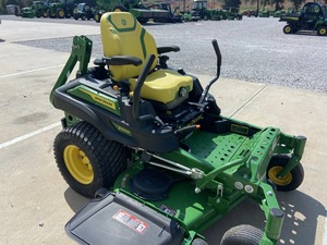 เครื่องตัดหญ้าแบบนั่งขับ John Deere Zero Turn ใช้เครื่องยนต์เบนซิน พร้อมอุปกรณ์ตัดแต่งพุ่มไม้ เหมาะสำหรับสวนและฟาร์ม มีขายแล้ว - Product Image 4