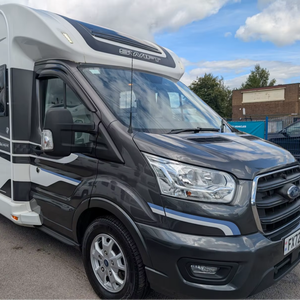 Camping-car automatique Swift Voyager 694 entièrement équipé pour les voyages sur route, avec réfrigérateur pour le camping et les déplacements. - Product Image 2