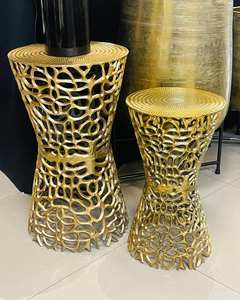 Table d'appoint en aluminium artisanale pour la décoration intérieure design, mettant en valeur un savoir-faire métallique expert et un design moderne élégant - Product Image 2