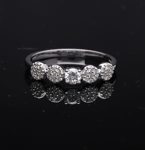 แหวนเพชรแท้ชุบทองคำขาว 14K ดีไซน์คลาสสิกห้าเม็ด ประดับเพชรทรงกลมบริลเลียนท์ตรงกลาง ให้ความเปล่งประกายทุกวัน - Product Image 1