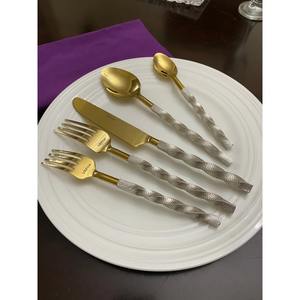 Ensemble de couverts à poignée torsadée poignée en argent avec tête en or couverts élégants pour manger cadeau de mariage présentoir essentiel de table - Product Image 6
