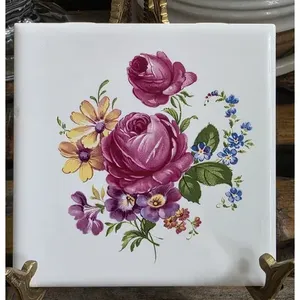Carreau de céramique vintage rose sur blanc de 4 à 1/4 pouces, accessoire fabriqué aux États-Unis pour les projets de carrelage, 1 pièce - Product Image 1