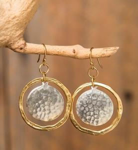 Boucles d'oreilles pendantes en métal avec motifs gravés et style vintage, parfaites pour les tenues traditionnelles et inspirées. - Product Image 5