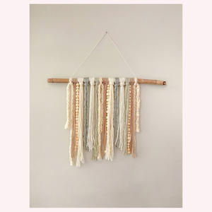 Hilo minimalista hecho a mano para colgar en la pared, arte de fibra neutra en gris y blanco para decoración del hogar moderna, Bohemia o escandinava - Product Image 5