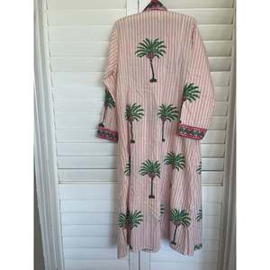 Kaftan de plage marocain rose à motifs palmiers, paréo de bain - Product Image 2