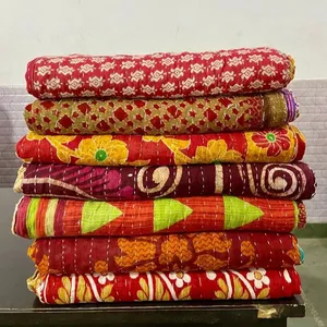 红色印度部落Kantha被子，复古棉床罩扔旧纱丽制作的各种补丁制作的整个销售毯子