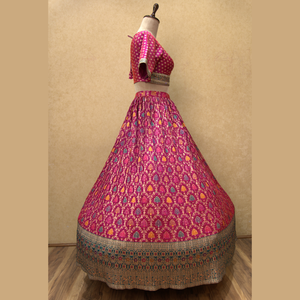 Designer traditionnel indien Lehenga Choli en rose multi ton Banarasi soie complexe or Zari, conception artistique écrasée en gros - Product Image 2