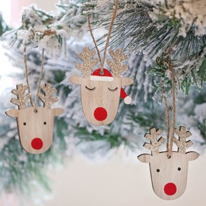 Ornements de Noël suspendus en bois faits à la main avec des motifs traditionnels parfaits pour un décor d'arbre de vacances rustique - Product Image 2