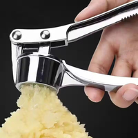 Presse-ail et presse-gingembre manuel facile à utiliser, hachoir de cuisine avec des éléments métalliques durables et faciles à nettoyer pour une cuisson facile