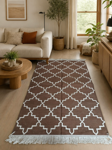 Alfombra Decorativa Reversible Hecha a Mano de Algodón Dhurrie, Color Marrón Tierra, con Diseño de Rejilla de Diamantes y Flecos de Borlas para Sala de Estar - Product Image 1