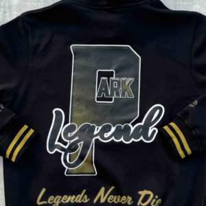 เสื้อฮู้ดผ้าฟลีซหนานุ่ม 100% ผ้าฝ้ายแท้ สำหรับฤดูหนาว กันลม สำหรับผู้ชายและเด็กผู้ชาย ปักโลโก้ พิมพ์ลาย คุณภาพสูง ทรงโอเวอร์ไซส์ - Product Image 3