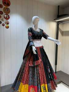 Chaniya Choli traditionnel ethnique haut de gamme en pur coton, imprimé Ikkat, travail artisanal Gamthi, évacuation de l'humidité, tenue pour Navratri - Product Image 6