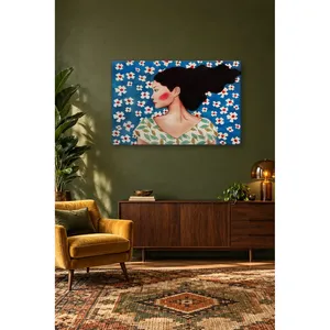 Impression sur toile Fida avec fond bleu, fleurs blanches et cheveux ébouriffés par le vent - Product Image 3