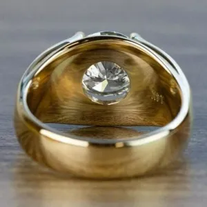 Anillo de Compromiso para Hombre con Moissanita Solitario de Corte Redondo de 3 Piedras, Chapado en Oro Amarillo de 14K sobre Plata 925 - Product Image 4