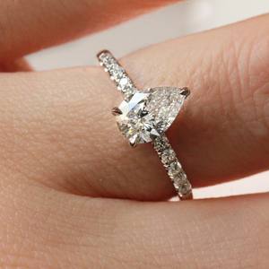 5x8มม. ลูกแพร์ตัด Moissanite แหวนหมั้นที่มีปูด้านข้างหินในการตั้งค่าง่าม | เครื่องประดับเจ้าสาวแต่งงานที่ดี - Product Image 5