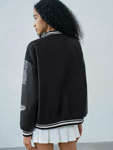 Chaqueta Universitaria de Béisbol Tejida con Cuello Alto Bordado de Lana Teñida Sólida para Mujer - Product Image 5