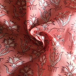 Tela de Algodón Estampada a Mano con Base Color Durazno y Motivos Florales Estilizados |   Textil con Motivos Tradicionales Indios - Product Image 1