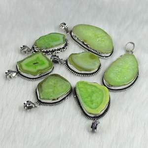 Colgante de Cuarzo Solar Verde con Engaste de Bisel, Bañado en Plata, Diseño Exclusivo, Venta al por Mayor para Minoristas - Product Image 3