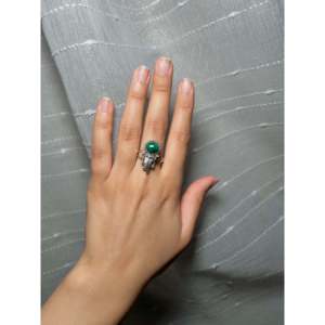 Bague pour homme fabriquée par les Navajo avec pierre précieuse en malachite et argent sterling plaqué rhodium, bijoux fins pour un usage quotidien, sertissage clos. - Product Image 5