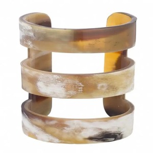 Bracelet jonc en corne de buffle de source éthique fabriqué à la main de style vintage avec un look antique bijoux tendance purement à la mode - Product Image 4