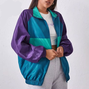Chaqueta de carcasa blanda para mujer construida con forro polar de tela elástica y tela ajustable y cómoda - Product Image 1