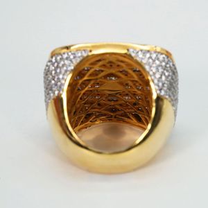 Bague de fiançailles pour homme en or jaune, avec moissanite taille ronde et baguette et sertissage à griffes - Product Image 3