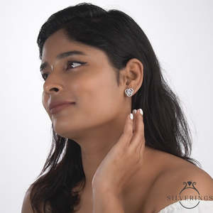 Pendientes de Plata de Ley Chapados en Oro Rosa con Diseño de Flor y Piedras de Circonio - Product Image 1