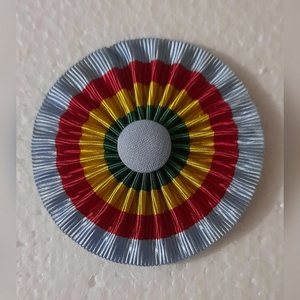 rosette ou cocarde plissée blanche, rouge et noire, parfois associée à des thèmes historiques ou révolutionnaires - Product Image 6