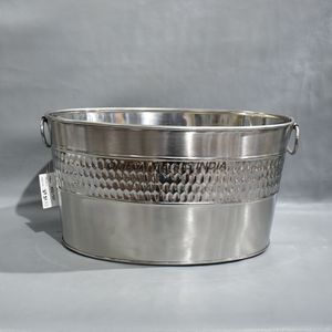 Maceta martillada de diseño personalizado y enfriador de vino en acero inoxidable pulido El epítome de estilo y funcionalidad - Product Image 2
