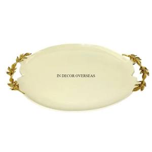 Bandeja para servir de frutas y otros artículos de metal resistente con forma única recubierta de polvo de color blanco con asas de diseño de hojas chapadas en oro - Product Image 1