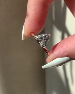 Anillo de Diamante Cultivado en Laboratorio de 1.30 Quilates con Corte Trillón, Diseño Solitario con un Diamante Brillante CVD o HTHP - Product Image 4