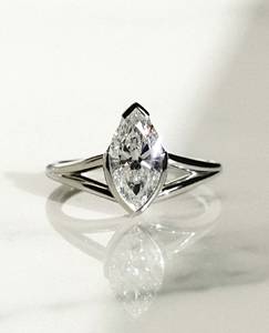 1.50 Ct Marquise Cut Moissanite Bague de fiançailles Ensemble de lunette allongée Bague de mariage solitaire pour femme au design minimaliste moderne - Product Image 1